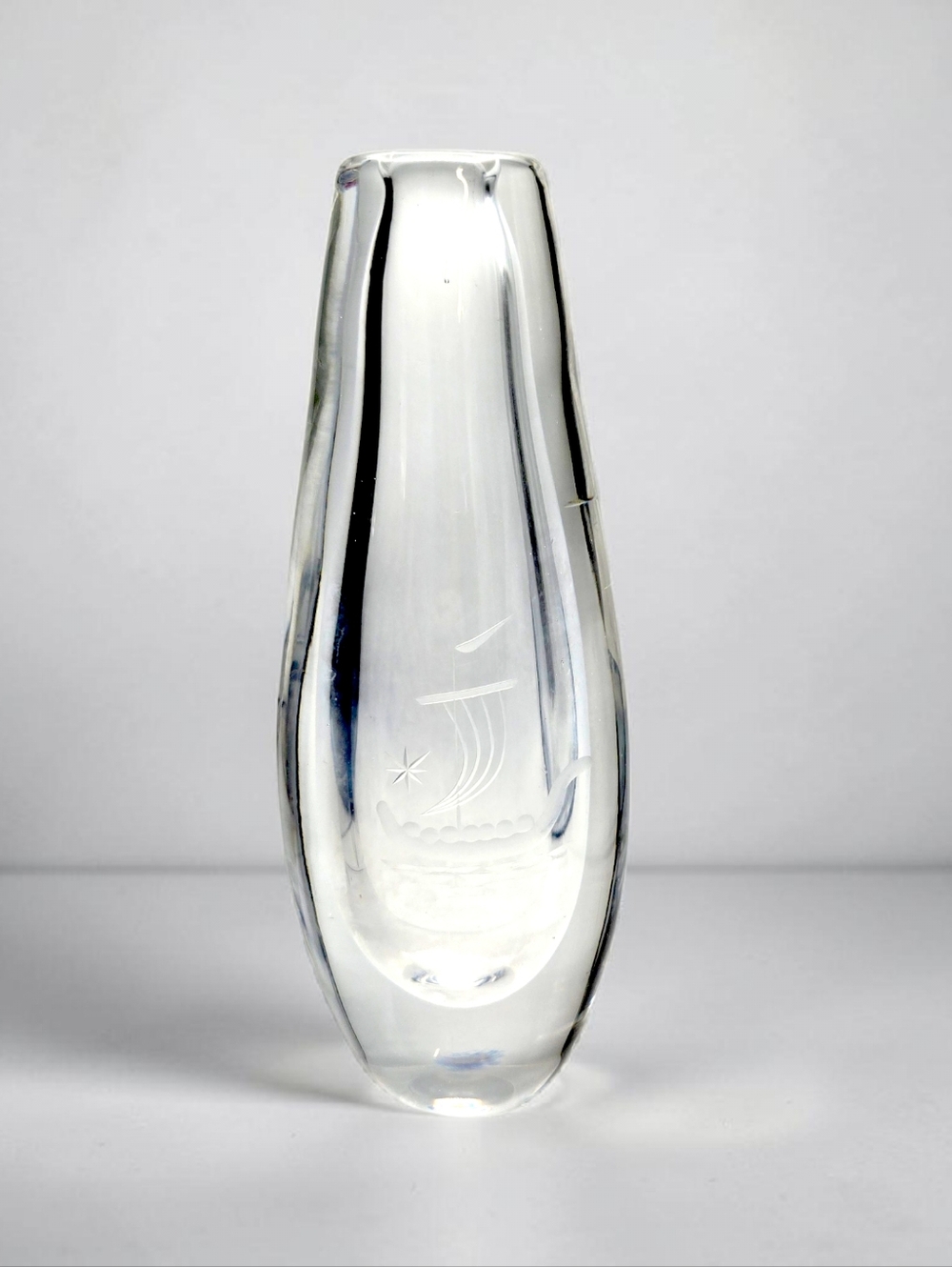 🌊 Vintage Mid-Century Art Glass Vase – Etched Sailboat Nautical Decor